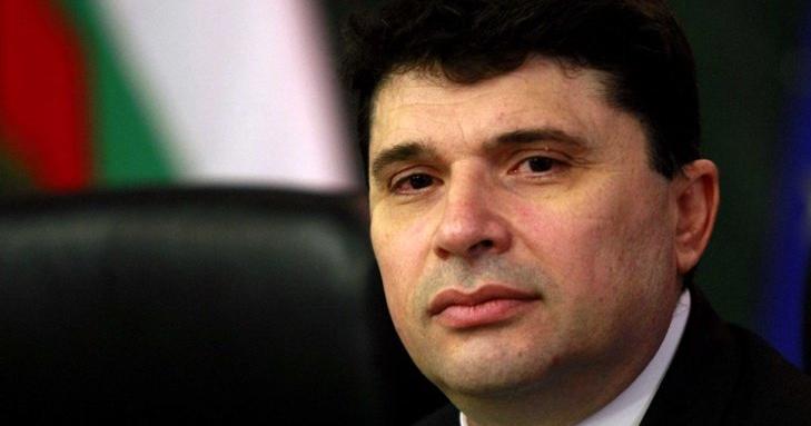 Заради подслушването. Махат шефа на бръмбарите